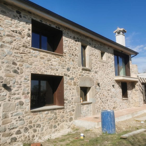 Sorrejat de pedra i façanes